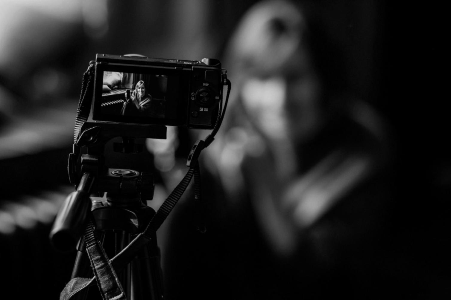 Workspace di video editing con timeline e strumenti professionali