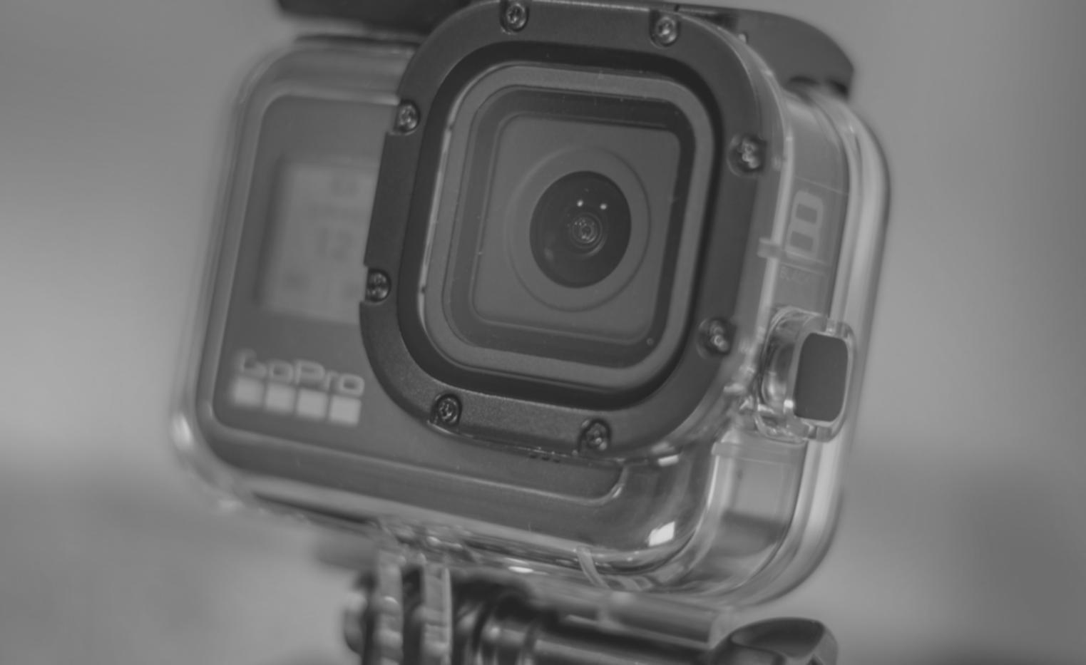 Studio di produzione video con attrezzature professionali per l'editing di contenuti social media