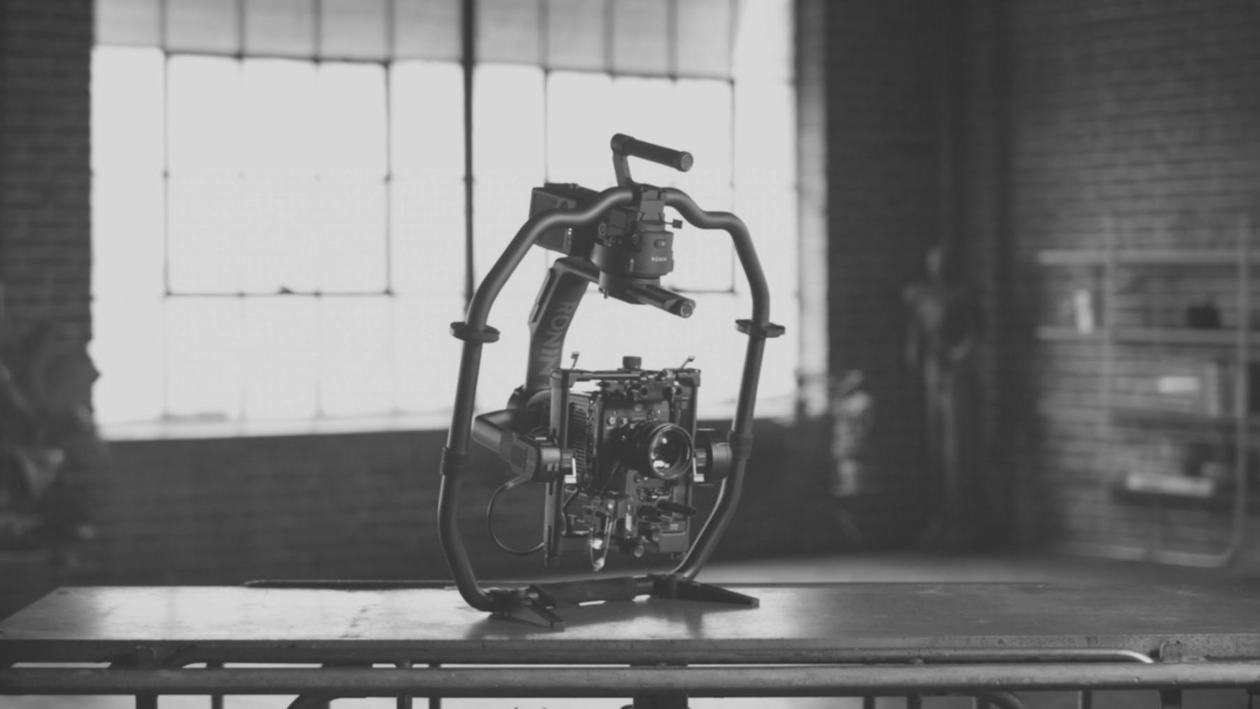 Setup professionale di video editing con attrezzatura moderna