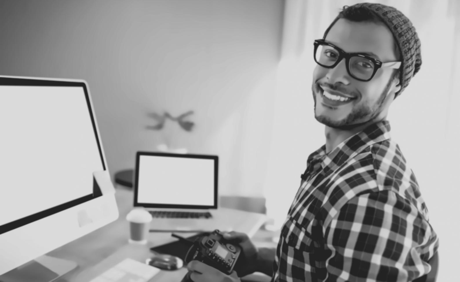 Sessione di lavoro collaborativa su progetti video con studenti