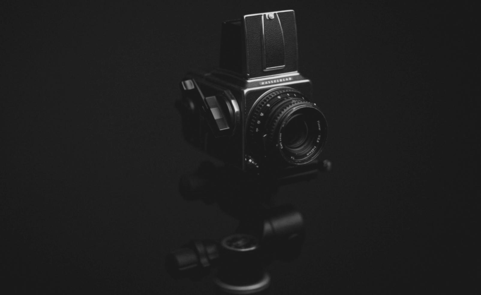 Studente che lavora su progetto di video editing